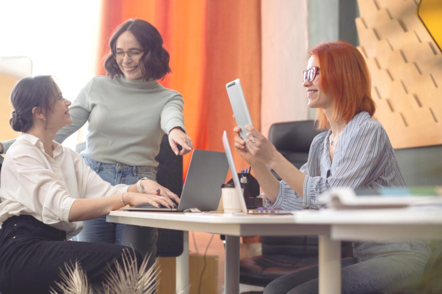 Analista financiero revisando datos corporativos