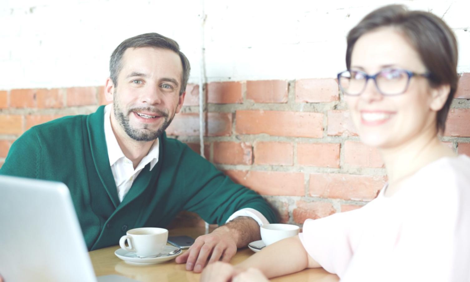 Equipo de analistas trabajando en proyectos financieros reales